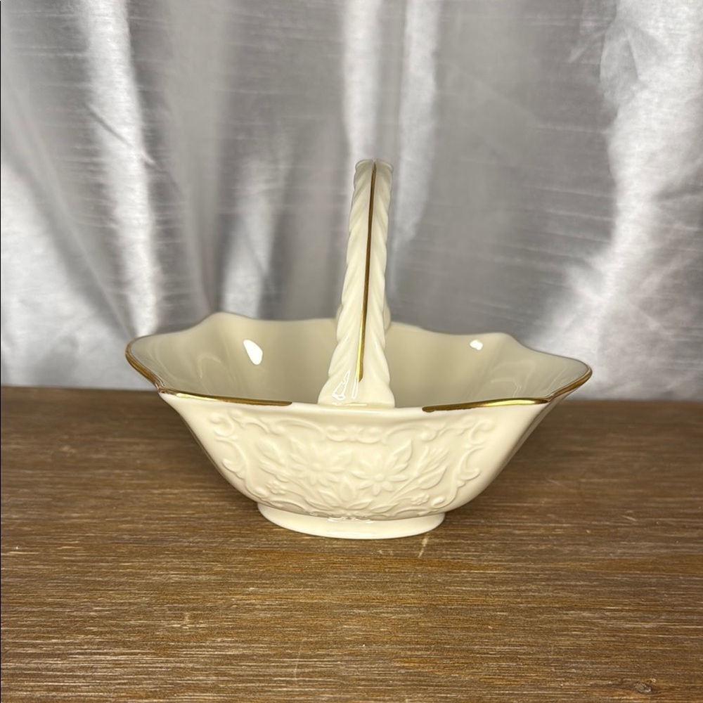 Lenox Sans Souci Collection Porcelain 24K Gold Trim Embossed Small Oval Basket